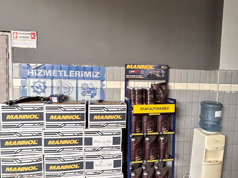Periyodik bakımda kullanılan motor yağı ve bakım ürünleri rafı
